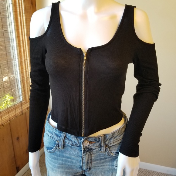 Charlotte Russe Tops - Charlotte Russe cold shoulder crop top